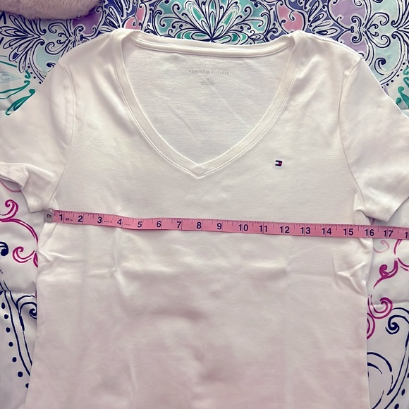 🆕 NWOT Tommy Hilfiger Womens Short Sleeve V-Neck T-Shirt Size Medium, White - Picture 2 of 2